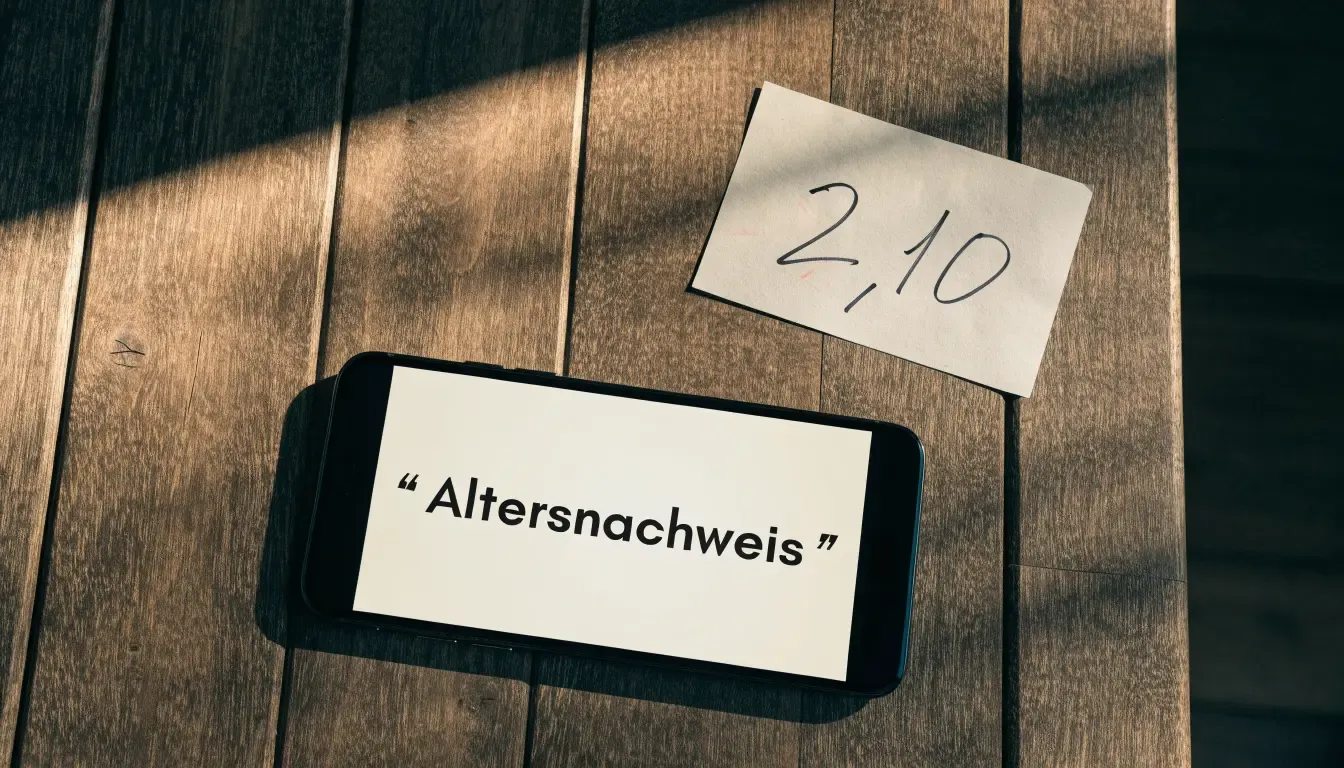 Leerer Sitzungssaal mit Holzbänken im Morgenlicht